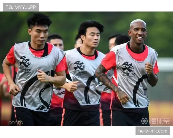 足球比赛官员分工规则拆解：主裁与助理裁判职责全解析