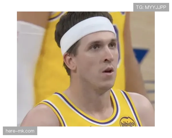 里夫斯无球跑动制造错位，提升湖人外线进攻效率